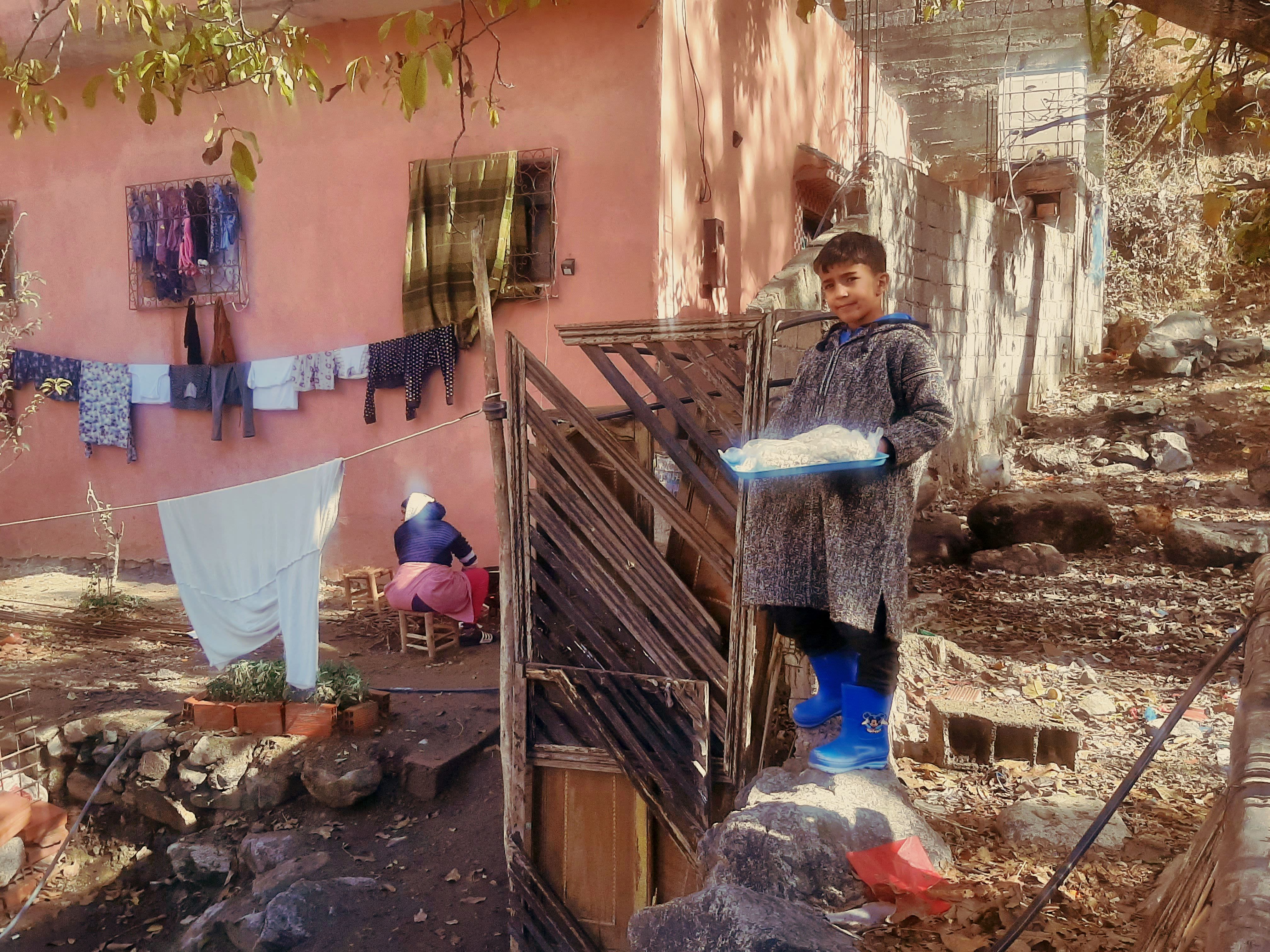 esortava la sua mamma a farsi una foto, mentre lei era indaffarata con le faccende domestiche